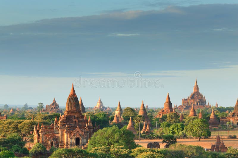 Los templos de bagan en la salida del sol, Bagan, Myanmar fotografía de archivo libre de regalías Los templos de bagan en la salida del sol, Bagan, Myanmar fotografía de archivo libre de regalías