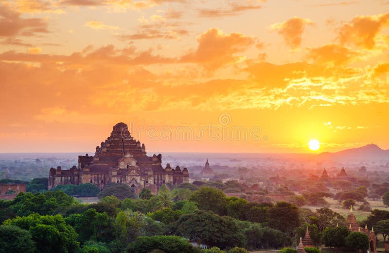 Los templos de bagan en la salida del sol, Bagan, Myanmar fotografía de archivo libre de regalías Los templos de bagan en la salida del sol, Bagan, Myanmar fotografía de archivo libre de regalías