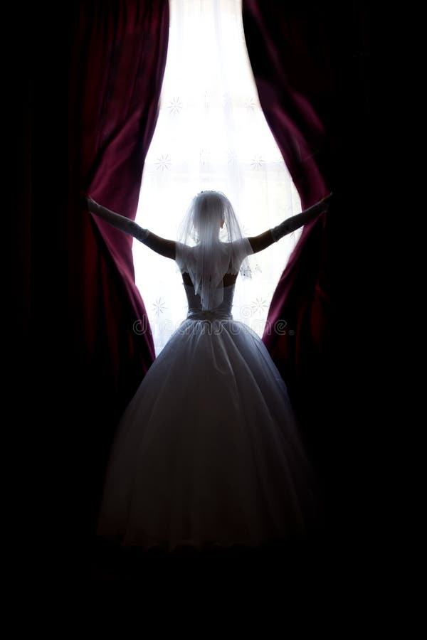 Los tiros de la novia abren las cortinas en ventana fotografía de archivo Los tiros de la novia abren las cortinas en ventana fotografía de archivo