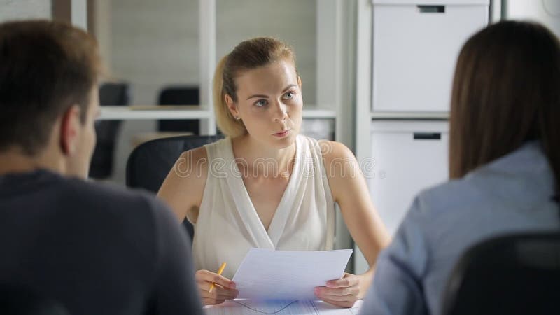 Los trabajadores de la compañía están ofreciendo la decisión de desarrollo al jefe femenino