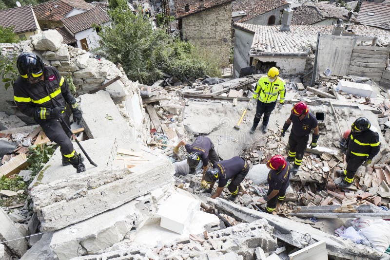 Los trabajadores de la emergencia en terremoto dañan, Pescara del Tronto, Italia