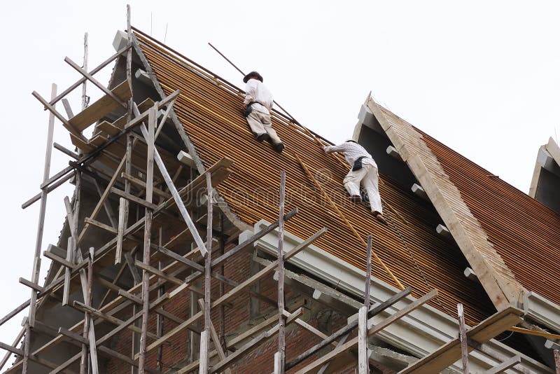 Los Trabajadores Están Construyendo La Iglesia Fotografía editorial - Imagen de monasterio, andamio: 105297612 Los Trabajadores Están Construyendo La Iglesia Fotografía editorial - Imagen de monasterio, andamio: 105297612