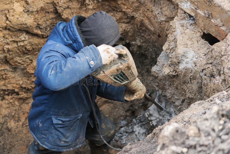 Los Trabajadores Excavan El Hoyo Con Un Excavador Bajo Construcción