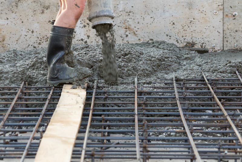 Los trabajadores vierten la fundación para la construcción de un edificio residencial foto de archivo libre de regalías Los trabajadores vierten la fundación para la construcción de un edificio residencial foto de archivo libre de regalías