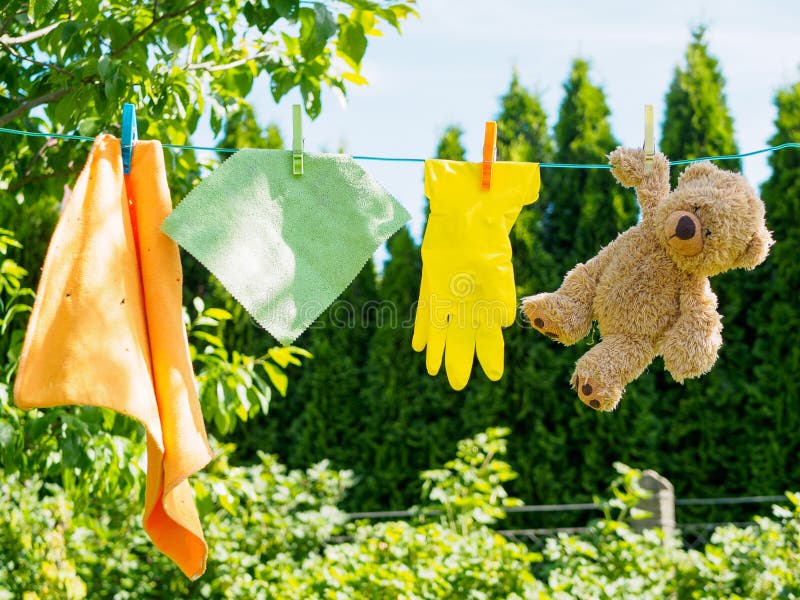 Los Trapos De Limpieza Y El Peluche Refieren Una Cuerda Para Tender La Ropa Foto de archivo - Imagen de trapos, ropa: 139365828