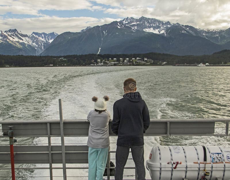 Los turistas admiten belleza natural cerca de Haines, Alaska imágenes de archivo libres de regalías Los turistas admiten belleza natural cerca de Haines, Alaska imágenes de archivo libres de regalías
