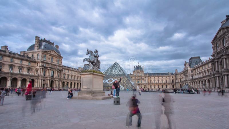Los turistas caminan cerca del Louvre en el timelapse de París metrajes Los turistas caminan cerca del Louvre en el timelapse de París metrajes