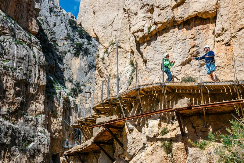 Los turistas caminan a lo largo del El Caminito del Rey, Málaga, España imagenes de archivo Los turistas caminan a lo largo del El Caminito del Rey, Málaga, España imagenes de archivo