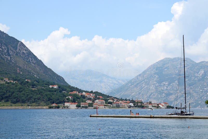 Los turistas disfrutan de vacaciones de verano en la bahía de Kotor del mar fotografía de archivo libre de regalías Los turistas disfrutan de vacaciones de verano en la bahía de Kotor del mar fotografía de archivo libre de regalías