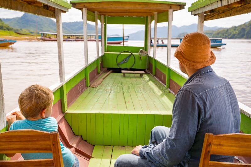Los turistas disfrutan de viaje del barco por el río Mekong laos fotografía de archivo libre de regalías Los turistas disfrutan de viaje del barco por el río Mekong laos fotografía de archivo libre de regalías