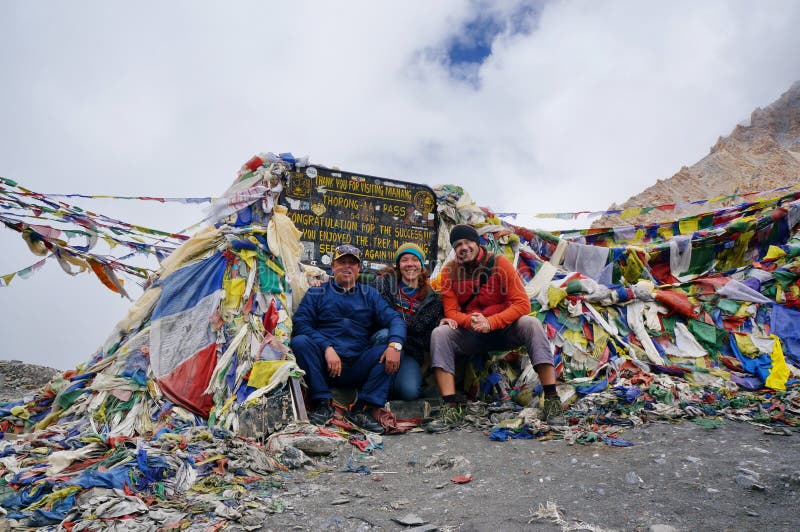 Los turistas se están sentando en el paso los 5416m, el paso más alto del Thorong-La del mundo himalaya nepal imagen de archivo Los turistas se están sentando en el paso los 5416m, el paso más alto del Thorong-La del mundo himalaya nepal imagen de archivo