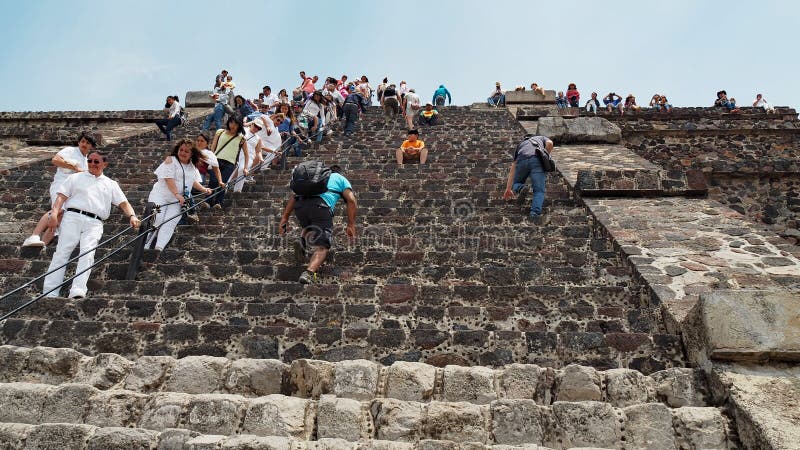 Los Turistas Suben Y Bajan Escaleras De La Pirámide Del Sol Y Algunos Se  Sientan En Las Escaleras Para Descansar Imagen editorial - Imagen de  teotihuacan, viejo: 186649760