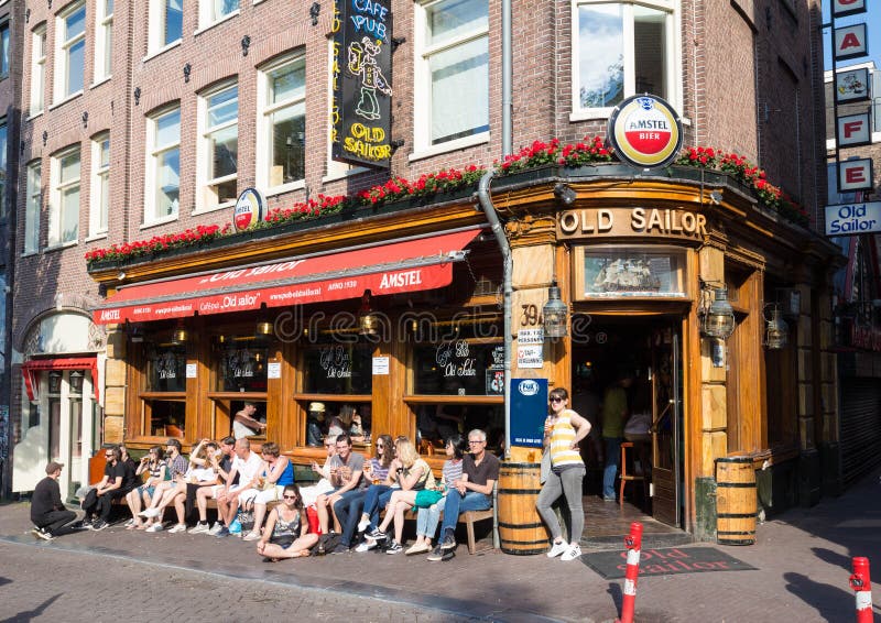 Los turistas y la gente local disfrutan del viejo ` del marinero del ` holandés del pub en el barrio chino, Amsterdam, Países Baj foto de archivo Los turistas y la gente local disfrutan del viejo ` del marinero del ` holandés del pub en el barrio chino, Amsterdam, Países Baj foto de archivo