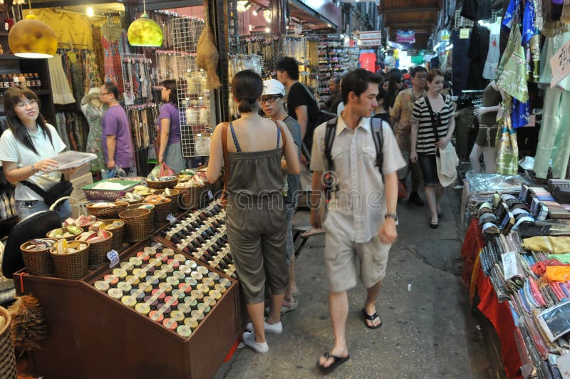 Los turistas y los Locals hacen compras en el mercado de Chatuchak imagen de archivo Los turistas y los Locals hacen compras en el mercado de Chatuchak imagen de archivo