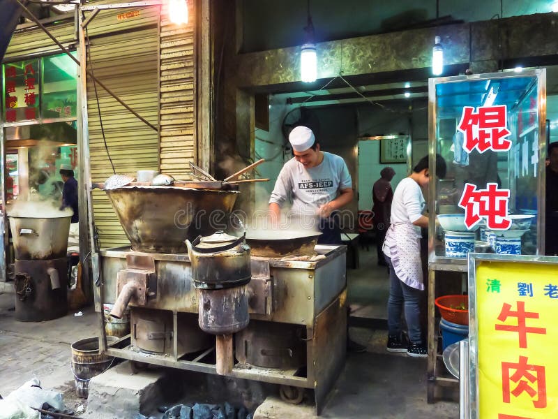 Los vendedores del mercado en la calle de Xian ofrecen a sus clientes diversos tipos de raviolis imagen de archivo Los vendedores del mercado en la calle de Xian ofrecen a sus clientes diversos tipos de raviolis imagen de archivo