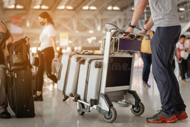 Los viajeros caminan arrastrando el equipaje en la moderna terminal del aeropuerto para viajar a nuevos lugares.
