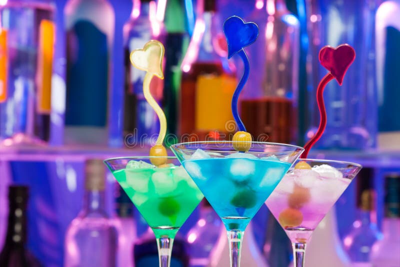 Los vidrios de cóctel con alcohol del color beben en barra fotografía de archivo libre de regalías Los vidrios de cóctel con alcohol del color beben en barra fotografía de archivo libre de regalías