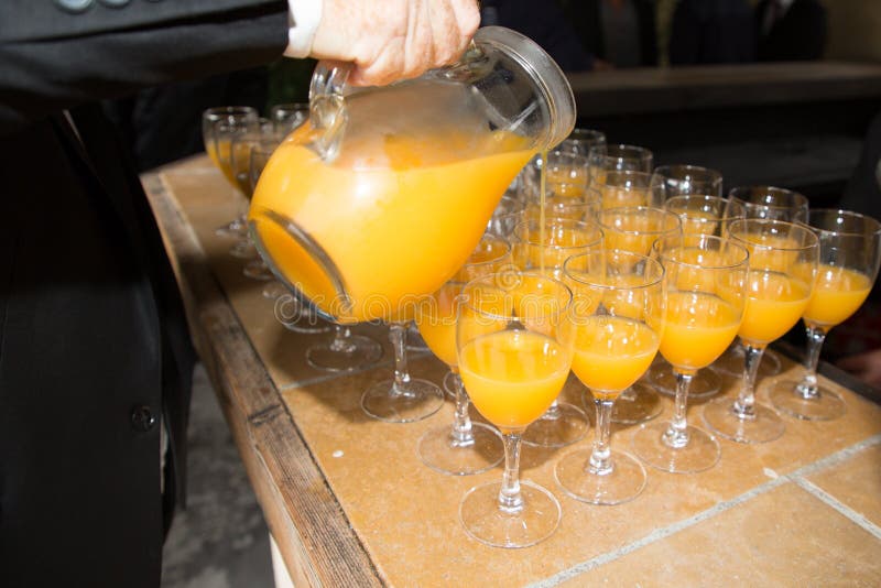 los vidrios de ron perforan bebidas alcohólicas en la tabla durante una tabla de comida fría en el evento imágenes de archivo libres de regalías los vidrios de ron perforan bebidas alcohólicas en la tabla durante una tabla de comida fría en el evento imágenes de archivo libres de regalías