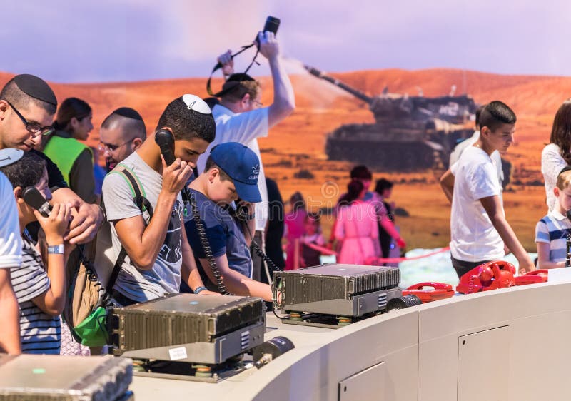 Los visitantes disfrutan de comunicaciones militares modernas en el ` de la exposición del ejército nuestro ` de la CA fotos de archivo Los visitantes disfrutan de comunicaciones militares modernas en el ` de la exposición del ejército nuestro ` de la CA fotos de archivo