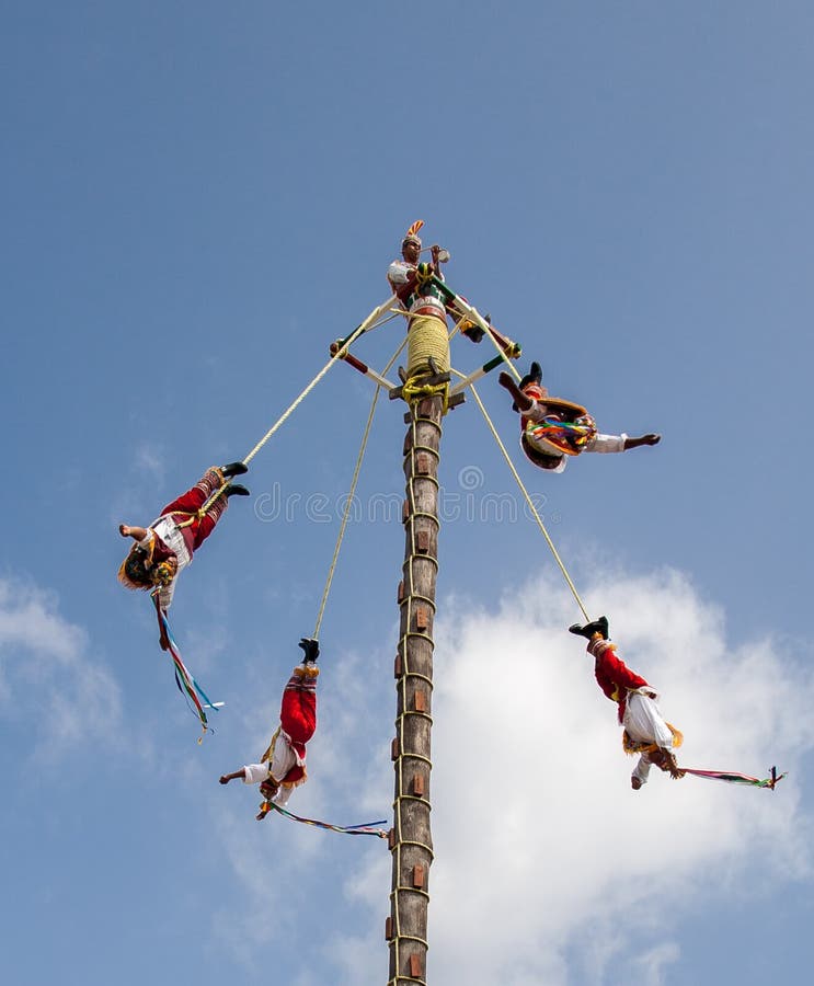 Los Voladores De Papantla Mexico Editorial Stock Photo - Image of music,  central: 26008368