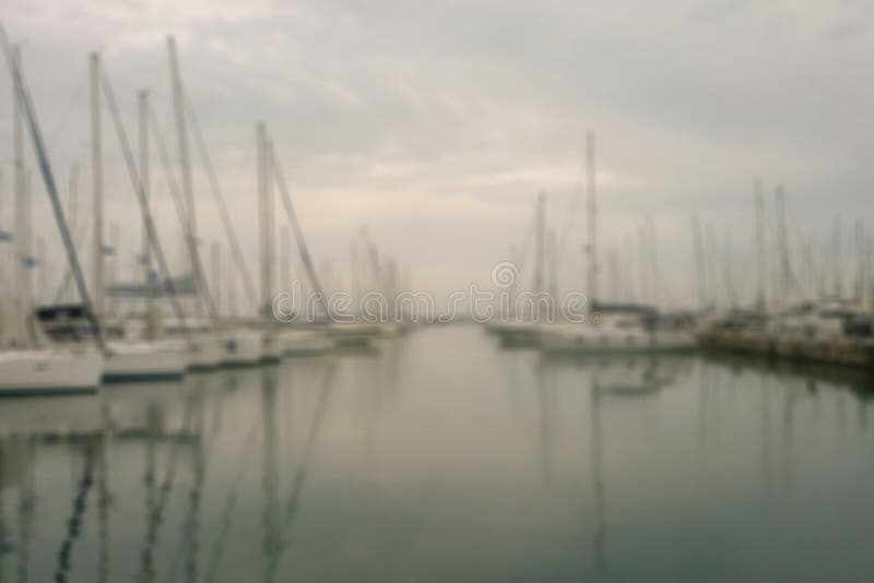 Los yates y los barcos est?n en el embarcadero por la ma?ana en la niebla Foco suave fotos de archivo libres de regalías Los yates y los barcos est?n en el embarcadero por la ma?ana en la niebla Foco suave fotos de archivo libres de regalías