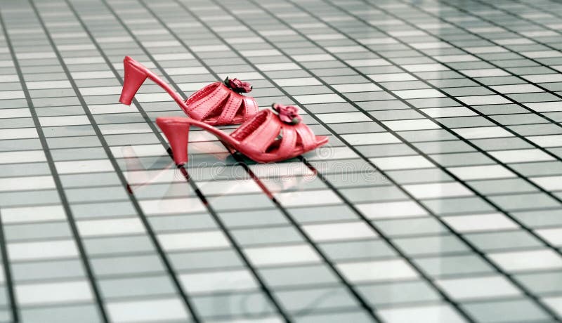 Los zapatos de baile de la mujer roja en una placa de cristal del tablero de damas Un cuento de hadas en themepark el efteling fotografía de archivo libre de regalías Los zapatos de baile de la mujer roja en una placa de cristal del tablero de damas Un cuento de hadas en themepark el efteling fotografía de archivo libre de regalías