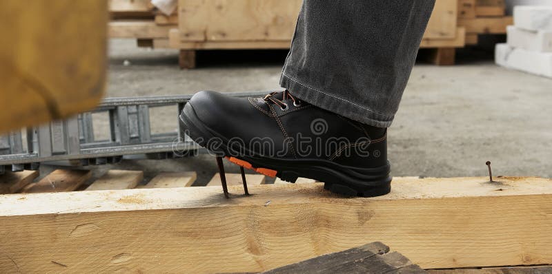 Zapatos De Seguridad Son Zapatos Fuertes Porque No Están Penetrados Por Las Imagen de - Imagen de peligroso: 265016305