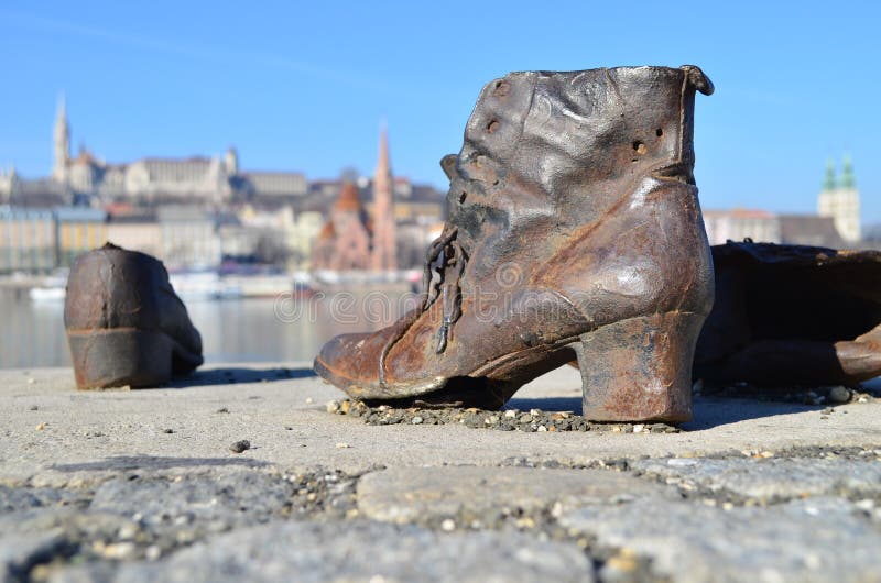 Los Zapatos Que Simbolizaban La Masacre De La Gente Judía Tiraron En El Río  Danubio En Budapest En La Segunda Guerra Mundial Foto editorial - Imagen de  masacre, vista: 56654811