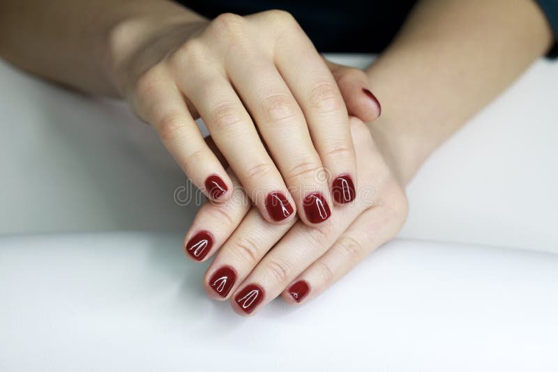 Loseup de ¡ de Ð des mains d'une jeune femme avec la longue manucure rouge sur le NaI image stock Loseup de ¡ de Ð des mains d'une jeune femme avec la longue manucure rouge sur le NaI image stock