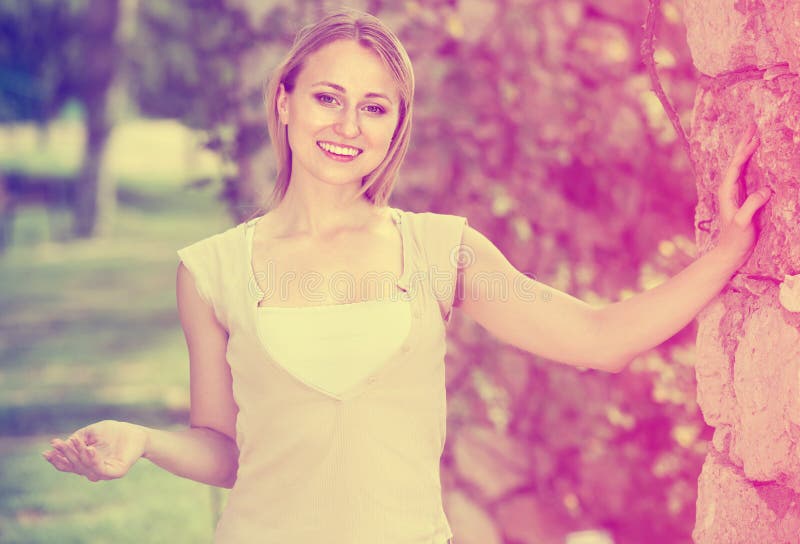 Loseup de de Ñ de jeune femme heureuse se tenant dehors image stock Loseup de de Ñ de jeune femme heureuse se tenant dehors image stock
