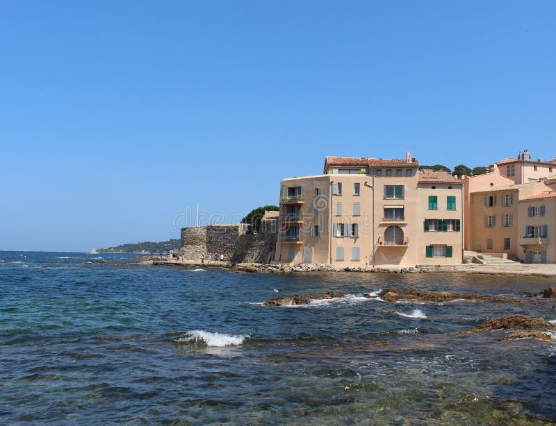 Losu Angeles Ponche Saint Tropez plaża Niebieskie niebo, jasny woda morze śródziemnomorskie i kamienna ściana historyczny forteca obraz royalty free Losu Angeles Ponche Saint Tropez plaża Niebieskie niebo, jasny woda morze śródziemnomorskie i kamienna ściana historyczny forteca obraz royalty free