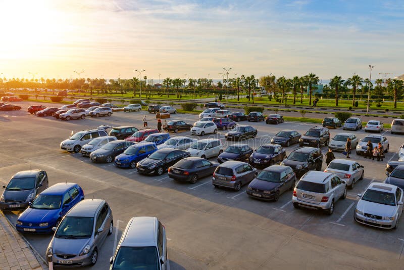 Человек на парковке. Cars lots of people