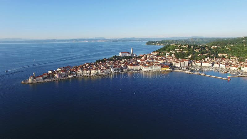 Lot nad starym miastem Piran w Slovenia, powietrzny panoramiczny widok z St George Farnym kościół, fortecą i morzem