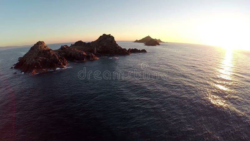 Lot nad wyspami przy zmierzchem i morzem, Ajaccio teren, Corsica, Francja widok z lotu ptaka
