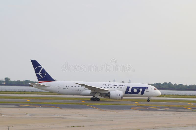 LOT Polish Airlines Boeing die 787 in JFK-Luchthaven in NY belasten royalty-vrije stock afbeelding LOT Polish Airlines Boeing die 787 in JFK-Luchthaven in NY belasten royalty-vrije stock afbeelding