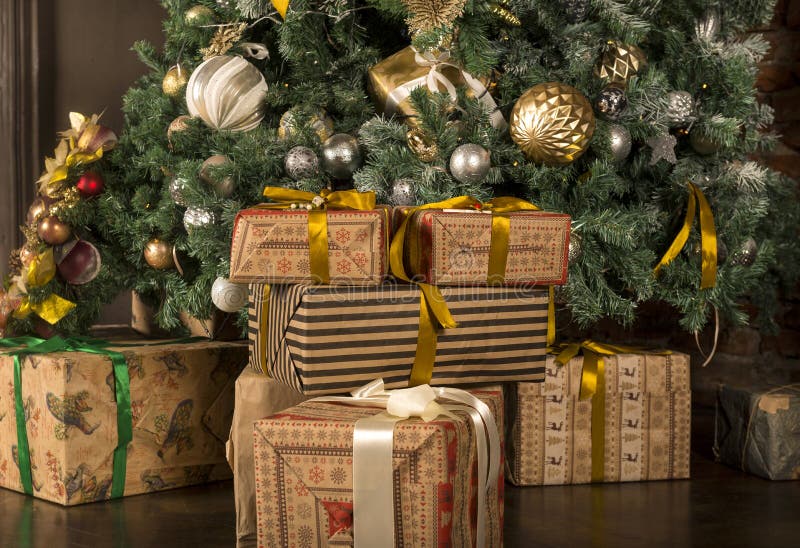 Lote Das Caixas Com Presentes Em Uma Caixa De Presente Sob a árvore De Natal  Decorada Foto de Stock - Imagem de natal, branco: 131697138