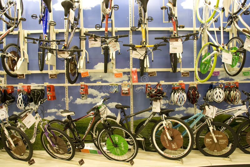 Lotes das bicicletas e dos capacetes para a venda na loja