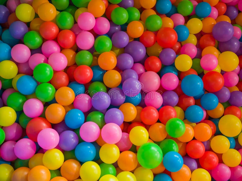 Bolas coloridas para jogar diversão em uma piscina fotos, imagens de ©  ChiccoDodiFC #45514133