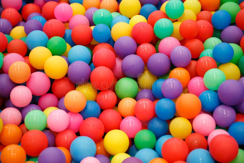 Lotes de bolas plásticas coloridas para que as crianças joguem