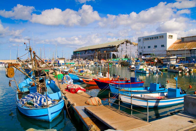 Lotes dos barcos na porta pitoresca de Telavive imagens de stock Lotes dos barcos na porta pitoresca de Telavive imagens de stock
