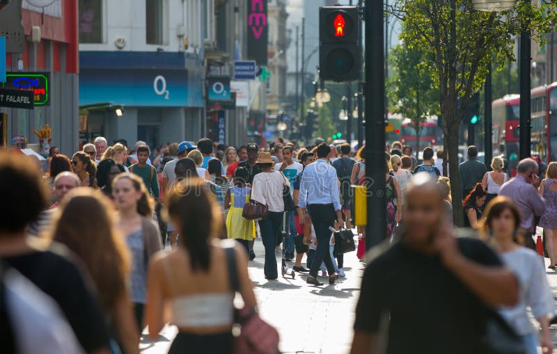 Lotes dos povos que andam na rua de Oxford, o destino principal dos londrinos para comprar conceito da vida moderna Londres