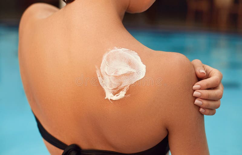 Lotion de bronzage Jeune femme sexy dans le bikini appliquant la crème solaire de protection solaire Protection de Sun Cr?me de S images stock Lotion de bronzage Jeune femme sexy dans le bikini appliquant la crème solaire de protection solaire Protection de Sun Cr?me de S images stock