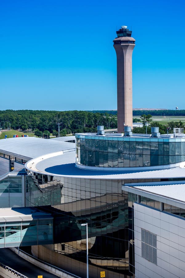 Lotniskowa wieża kontrolna i terminal przy IAH