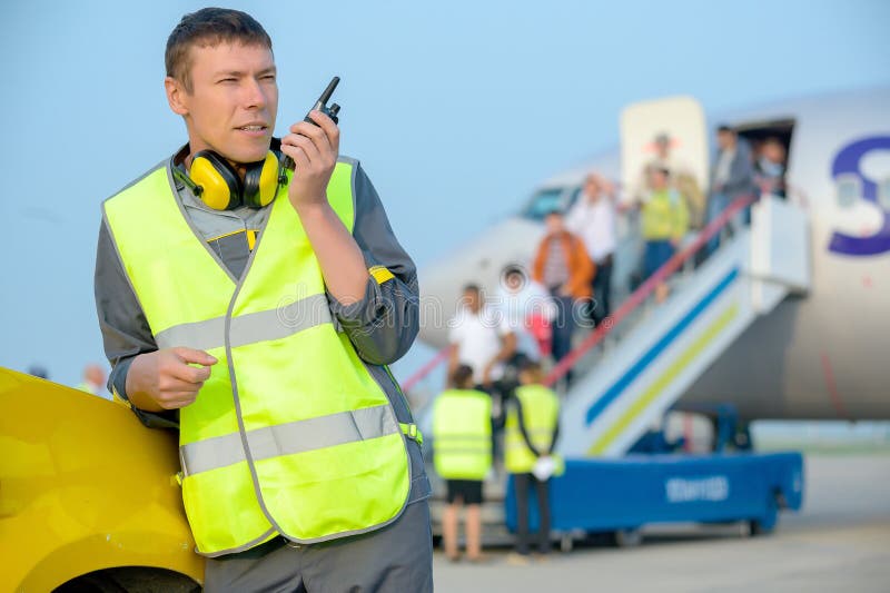 Lotniskowego pracownika mężczyzny utrzymania samolotu męski samolot zdjęcie stock Lotniskowego pracownika mężczyzny utrzymania samolotu męski samolot zdjęcie stock