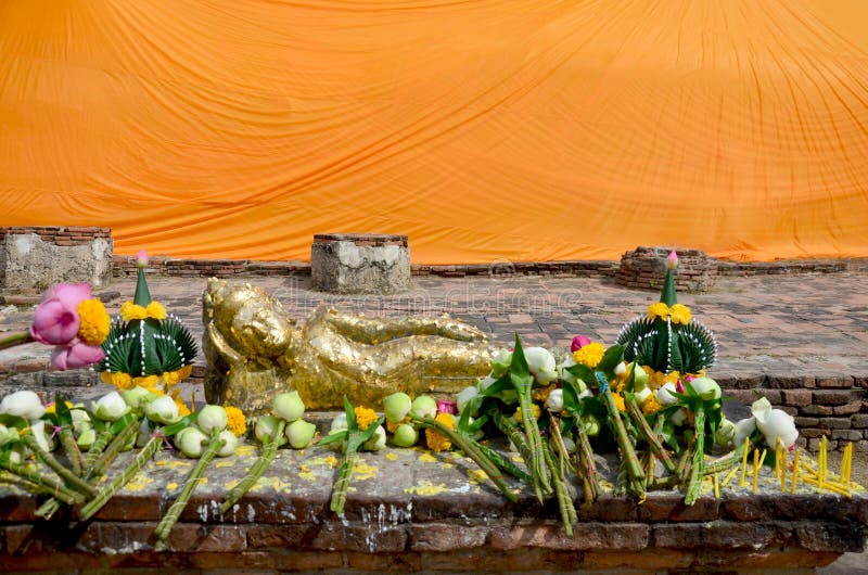 Lotosowy kwiat dla ono modli się Opiera Buddha fotografia stock Lotosowy kwiat dla ono modli się Opiera Buddha fotografia stock