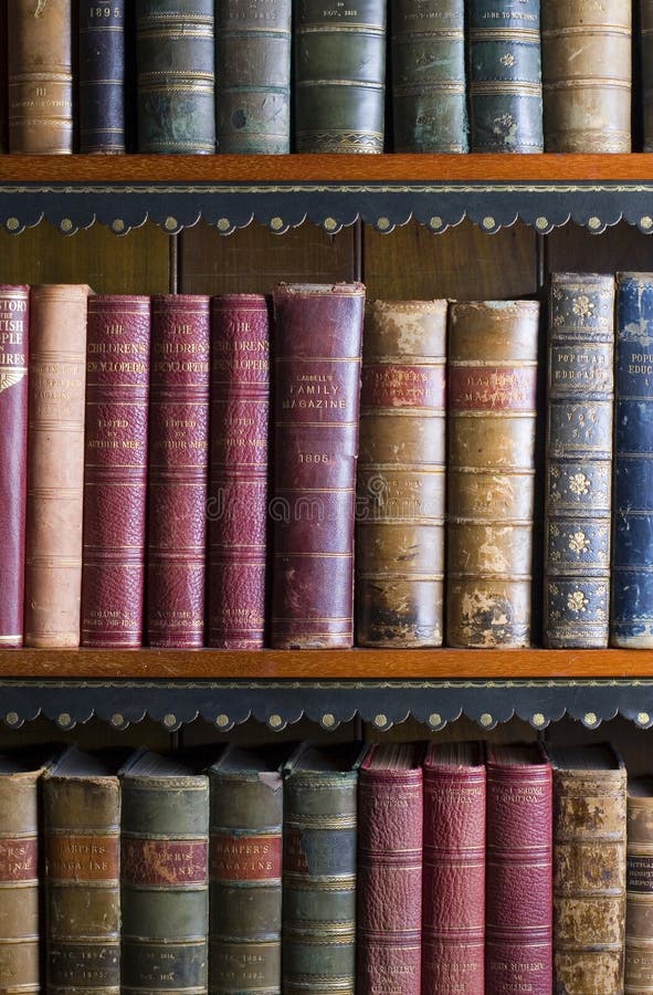Lots alte Bücher in einer Bibliothek stockbild Lots alte Bücher in einer Bibliothek stockbild