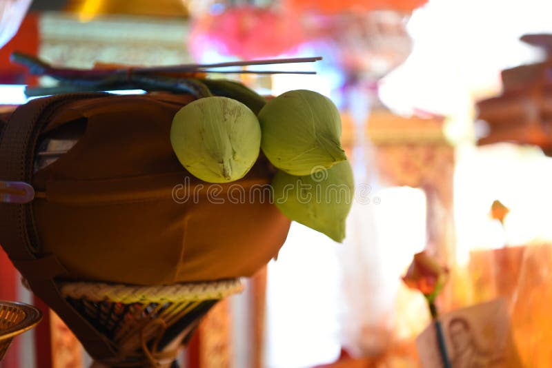 Lotus Incense Candle blanche sur Buddha' ; cuvette de s photo stock Lotus Incense Candle blanche sur Buddha' ; cuvette de s photo stock