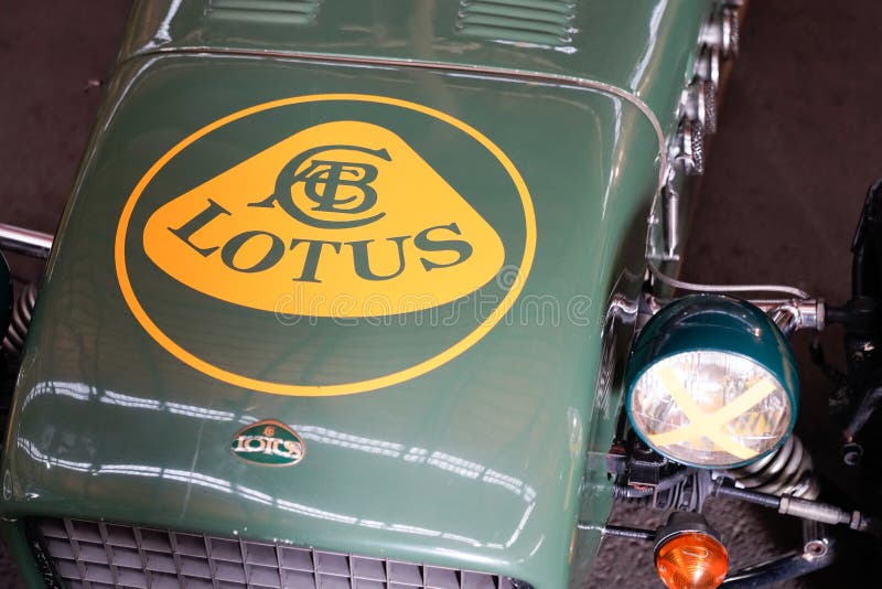 Lotus Logo-Marke und Textschild auf Rennen der Sieben-Haube-Rennen