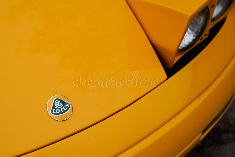 Lotus Logo Text und Markenzeichen Auto gelben Oldtimer Oldtimer