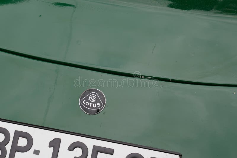 Lotus Logo Text und Markenzeichen Auto großen brüchigen Oldtimer Oldtimer Fahrzeug sportlich